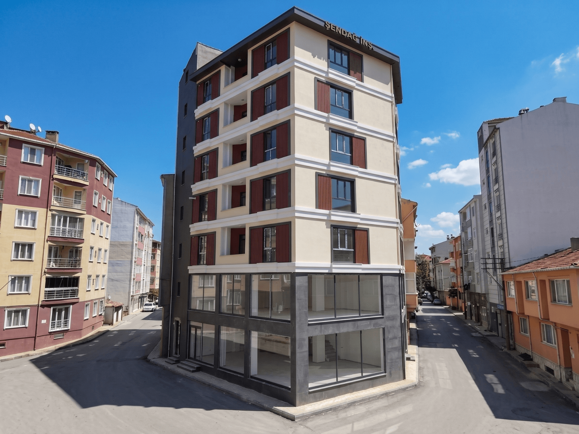 Zemin katı camekânlı apartman bloğunun sokak görünümü — Çorlu Konut Projesi