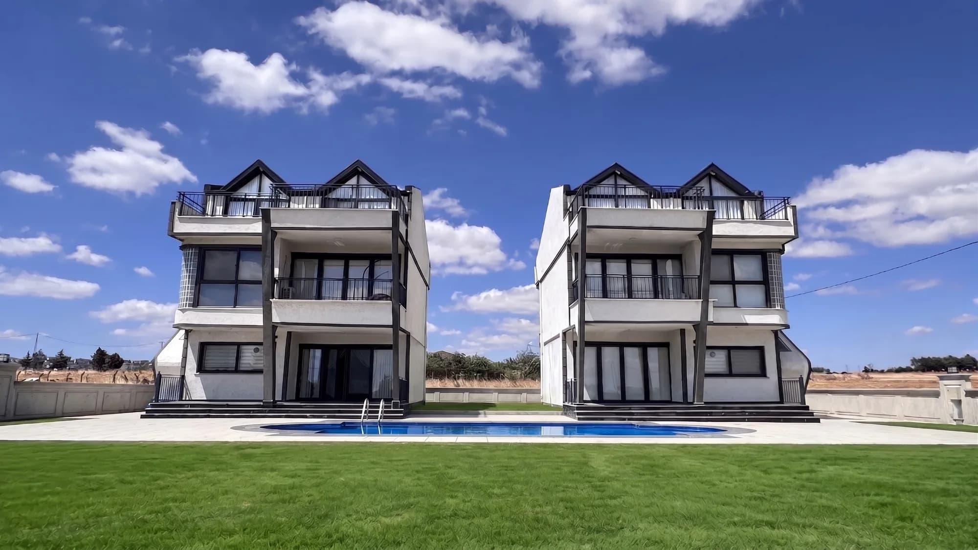 Havuzlu bahçesiyle ikiz villalar — Gümüşyaka İkiz Villa Projesi II