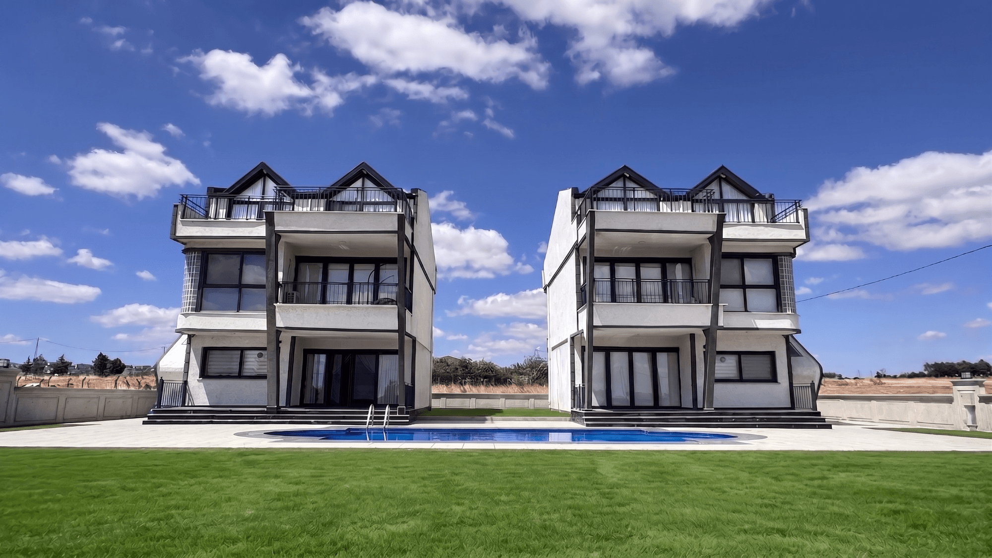 Havuzlu bahçesiyle ikiz villalar — Gümüşyaka İkiz Villa Projesi II